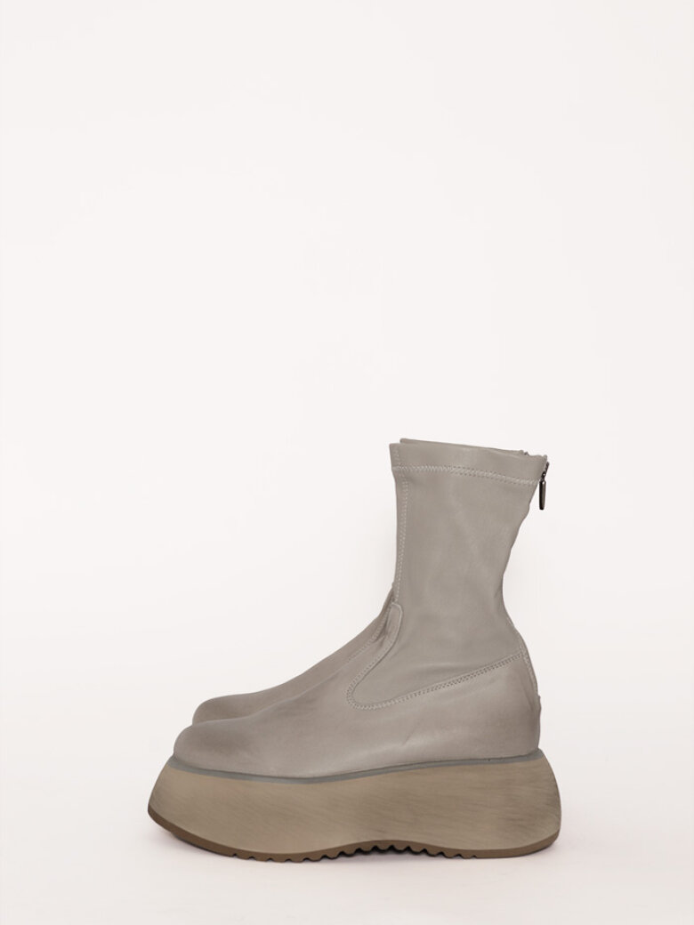 Lofina - Bootie with a zipper and stretch skin