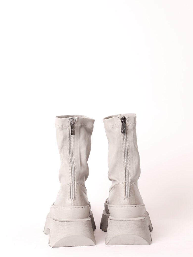 Bootie with a chunky sole, zipper and stretch skin