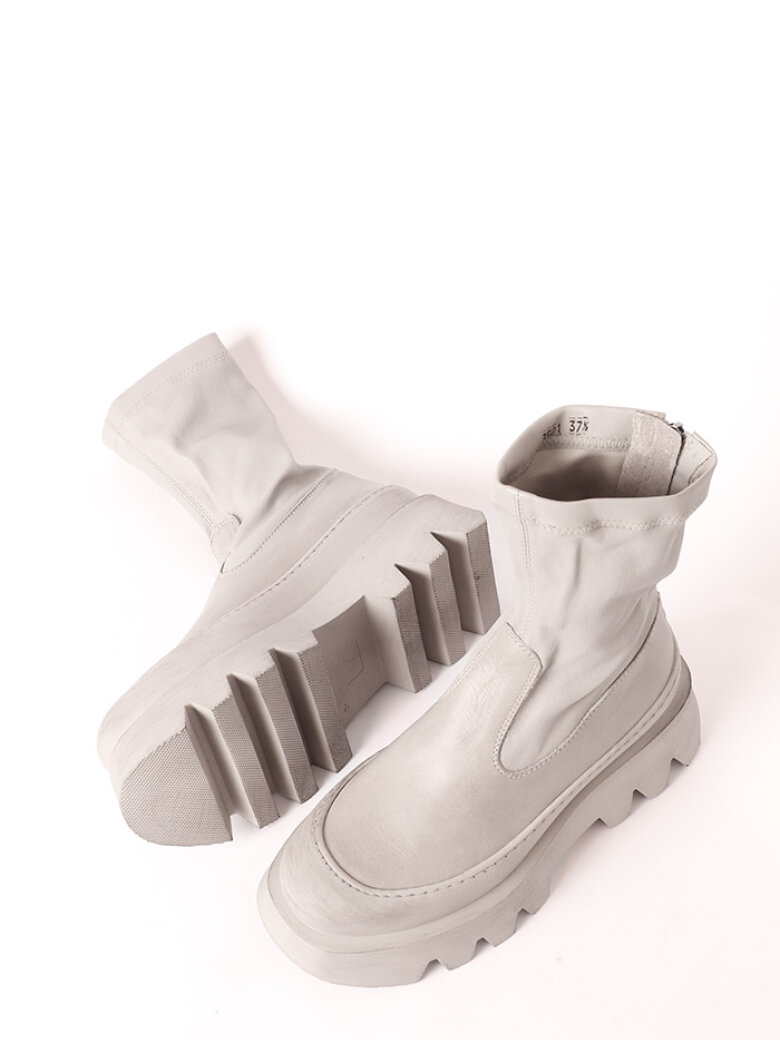 Bootie with a chunky sole, zipper and stretch skin