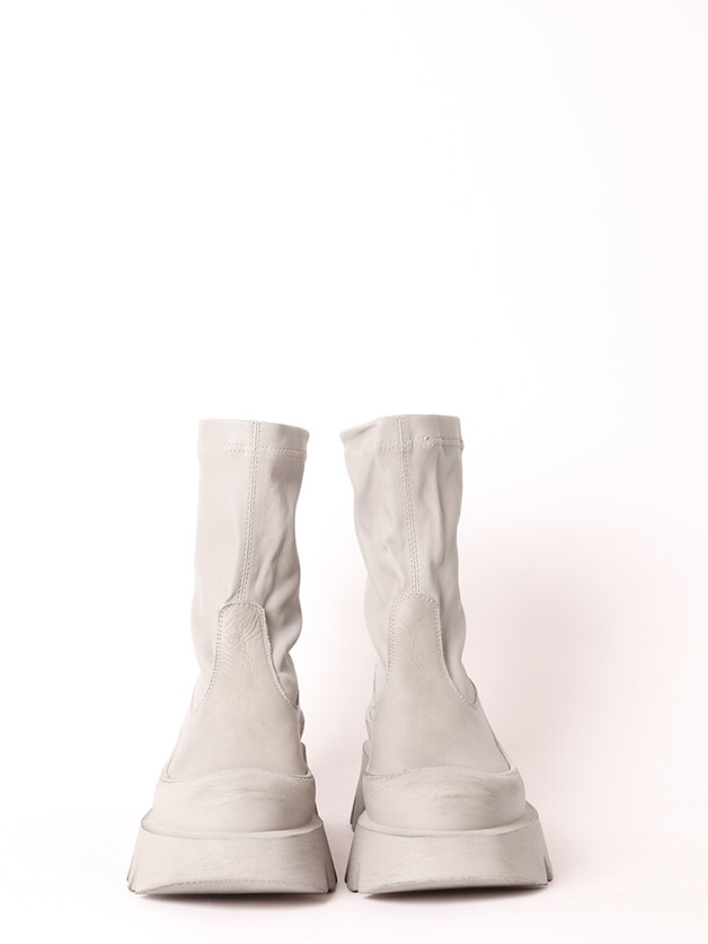 Bootie with a chunky sole, zipper and stretch skin