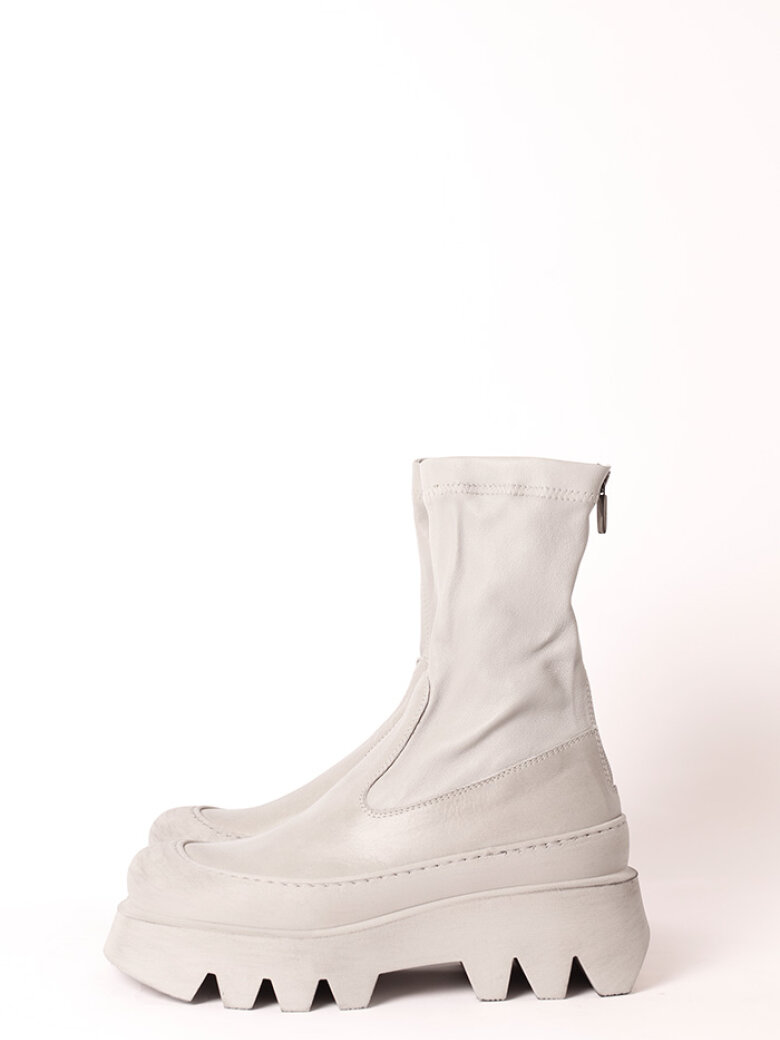 Bootie with a chunky sole, zipper and stretch skin