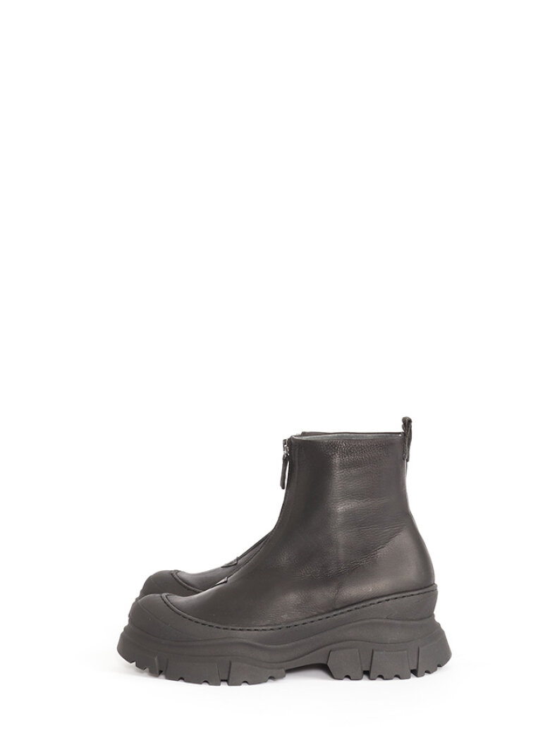 Lofina - Chunky bootie with front zipper