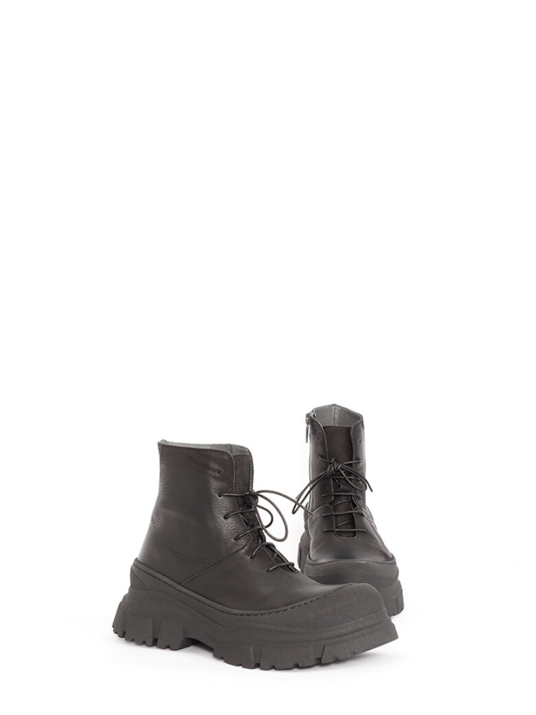 Lofina - Chunky bootie with laces and a zipper