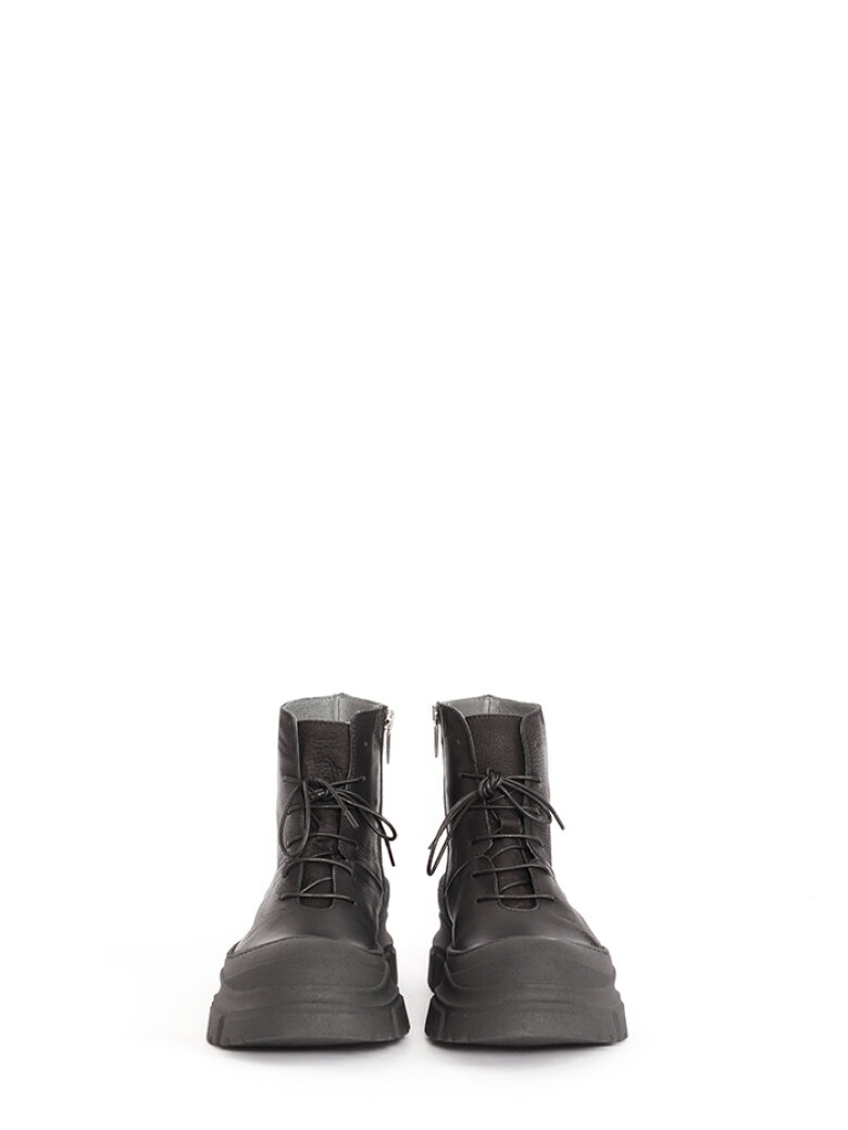 Lofina - Chunky bootie with laces and a zipper