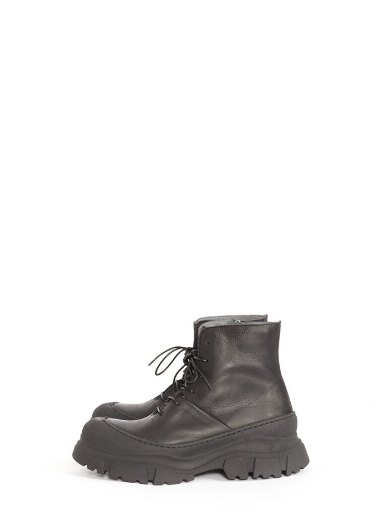 Lofina - Chunky bootie with laces and a zipper