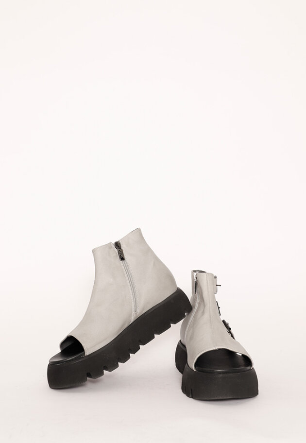 Lofina - Lofina sandal with a zipper and buckles