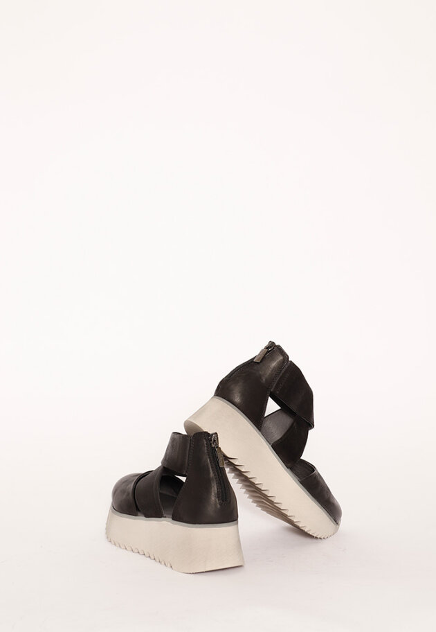 Lofina - Shoe with a micro sole