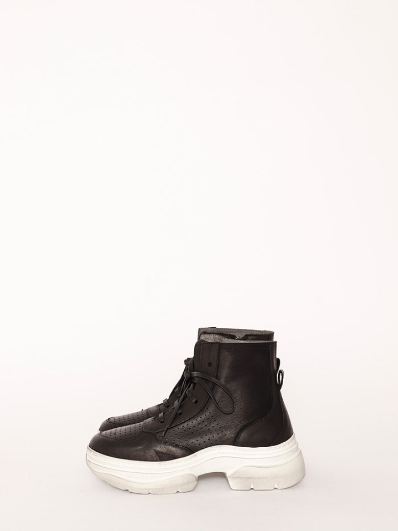 Sneaker med hvid sål