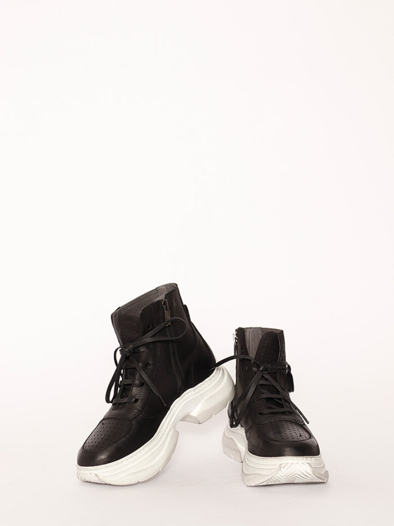 Sneaker med hvid sål