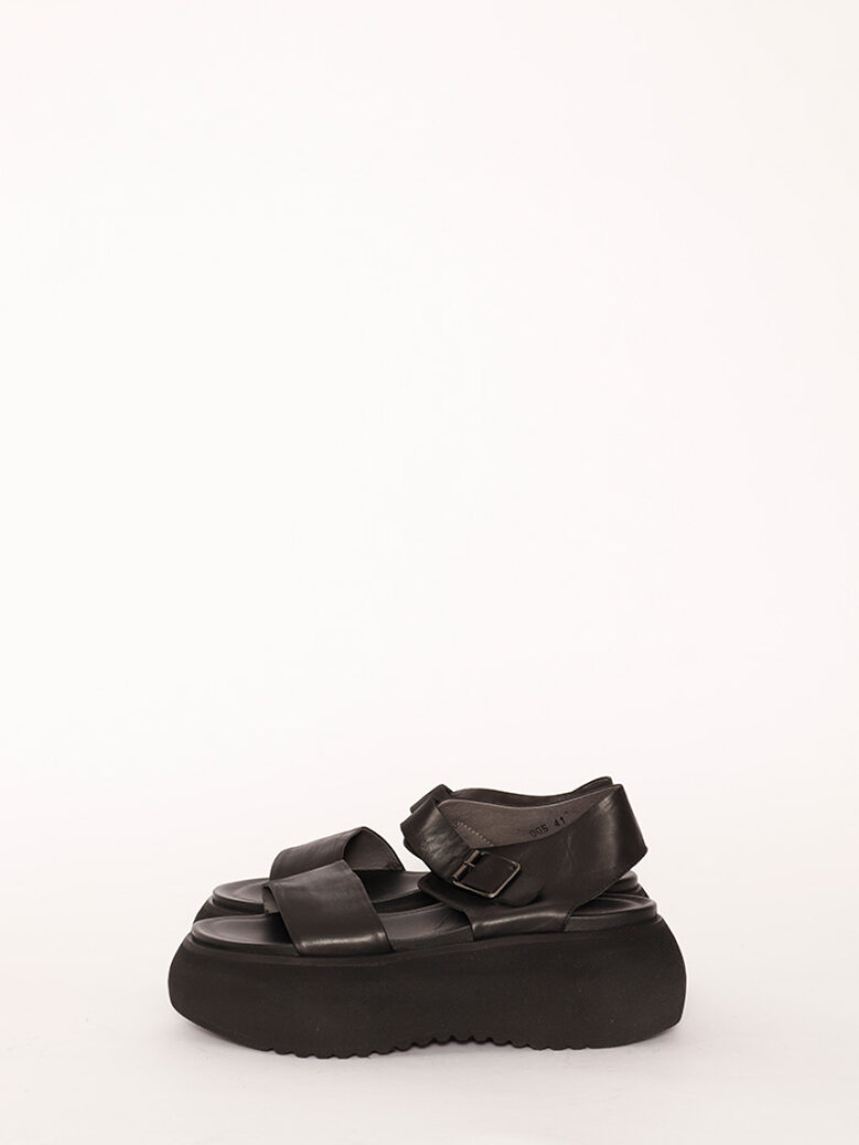 Lofina sandal med spænde
