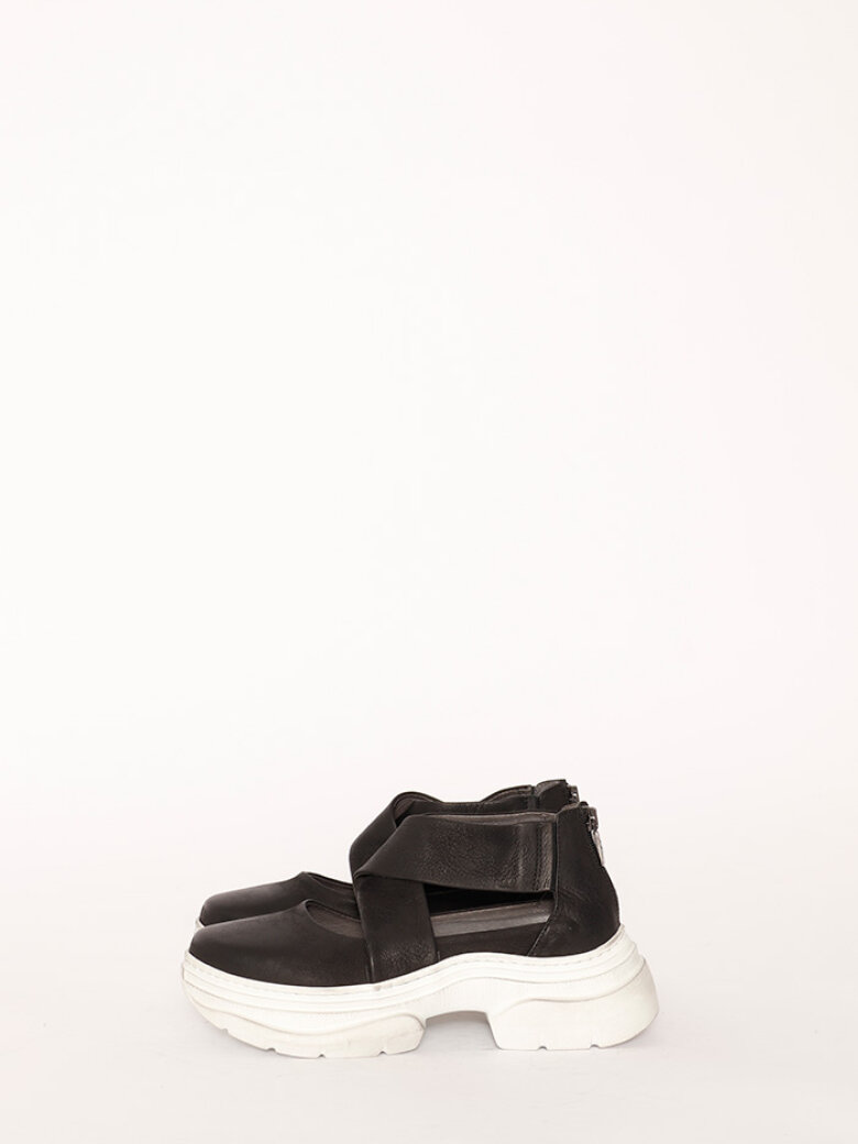 Lofina - Shoe with a white sole