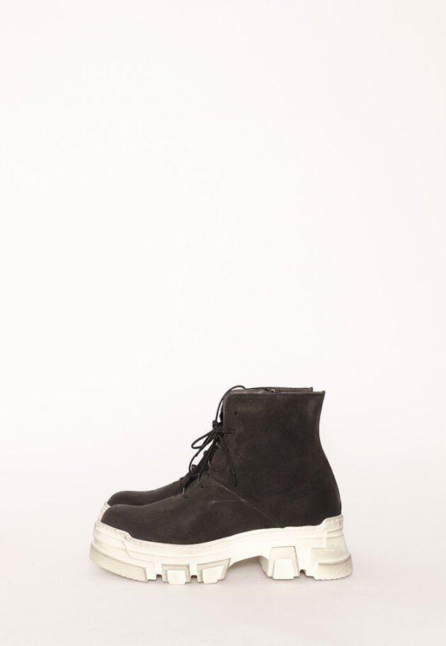 Lofina - Bootie with a white chunky sole and laces
