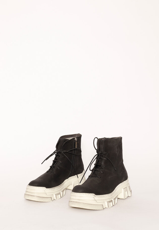 Lofina - Bootie with a white chunky sole and laces