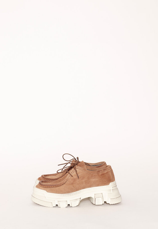Lofina - Shoe in suede with a white chunky sole and laces