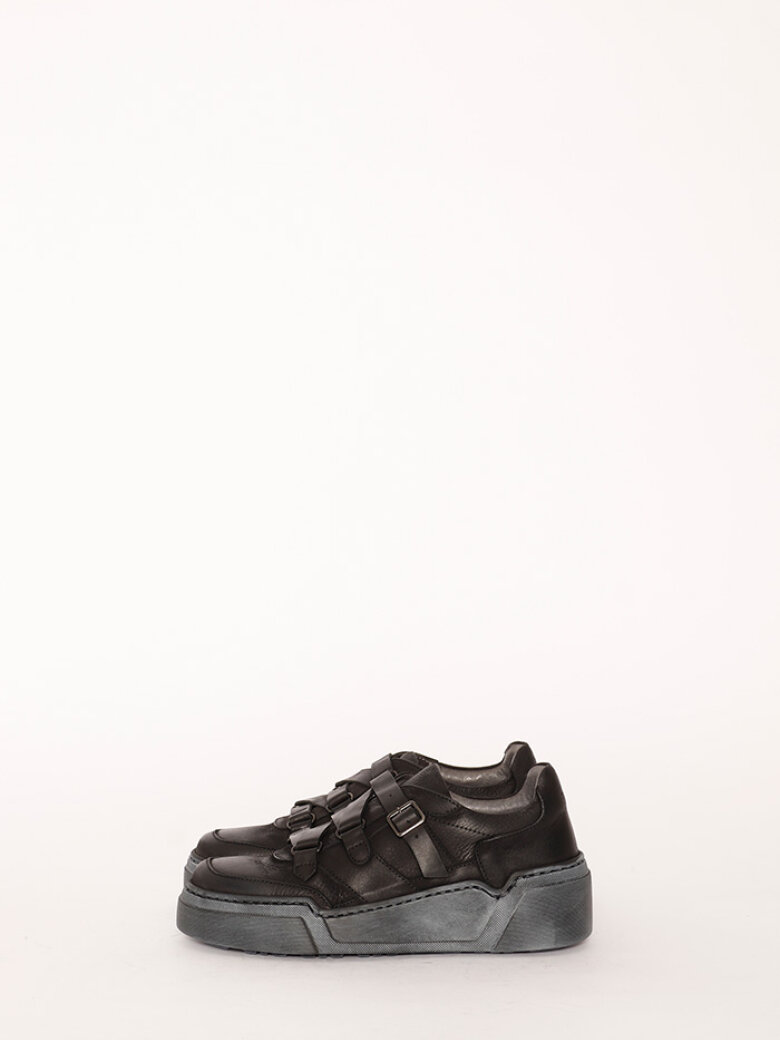 Lofina - Sneaker med sort gummisål 
