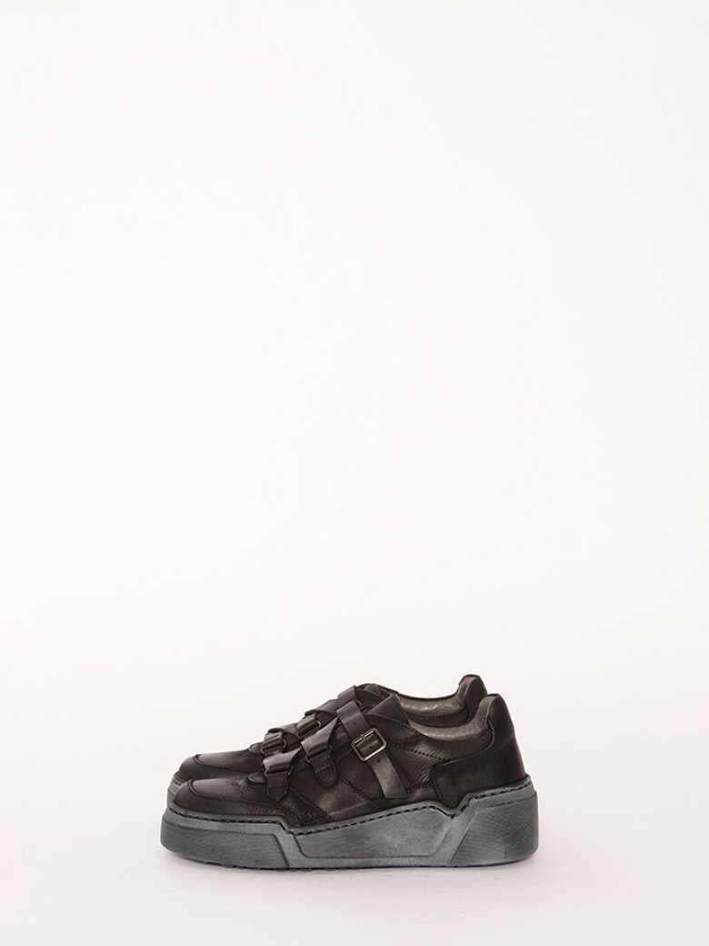 Lofina - Sneaker with a black rubber sole 