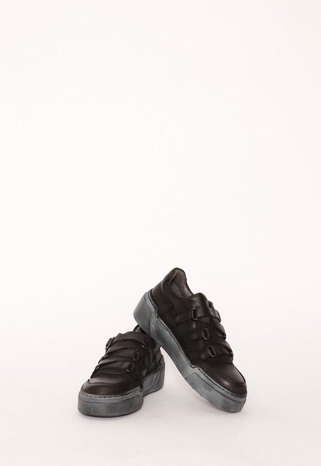 Lofina - Sneaker with a black rubber sole 