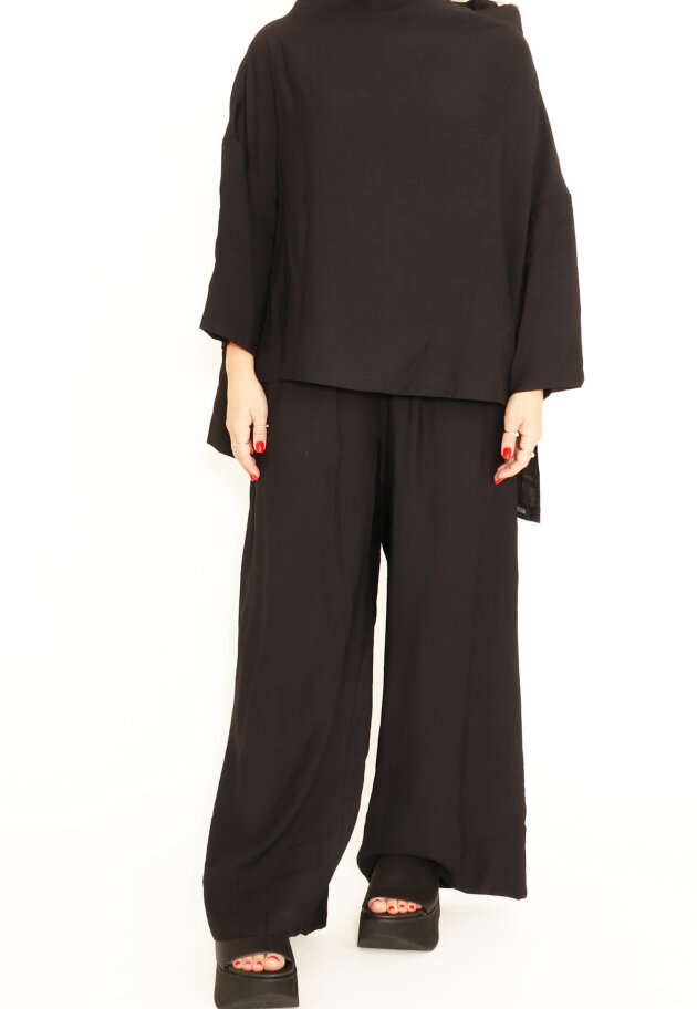 Xenia Design - Shirt with 3/4 sleeves, a high neck and a wide fitting