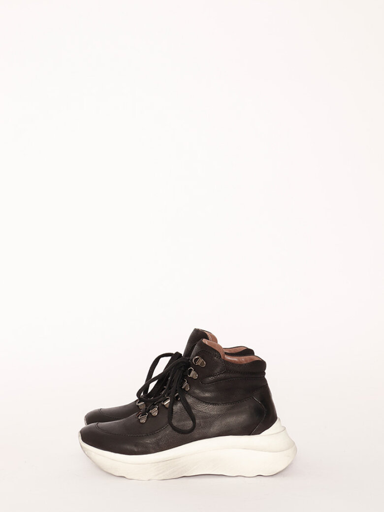 Lofina - Sneakers with micro fiber sole and laces