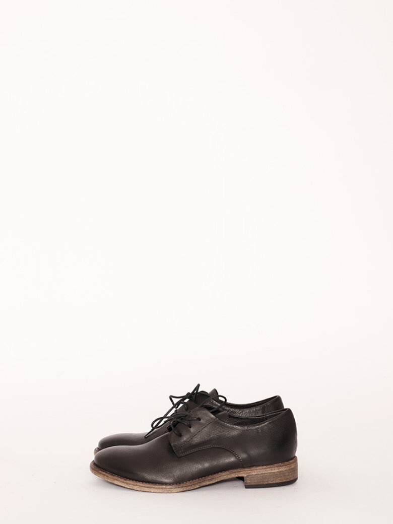 Lofina - Shoe with a leather sole