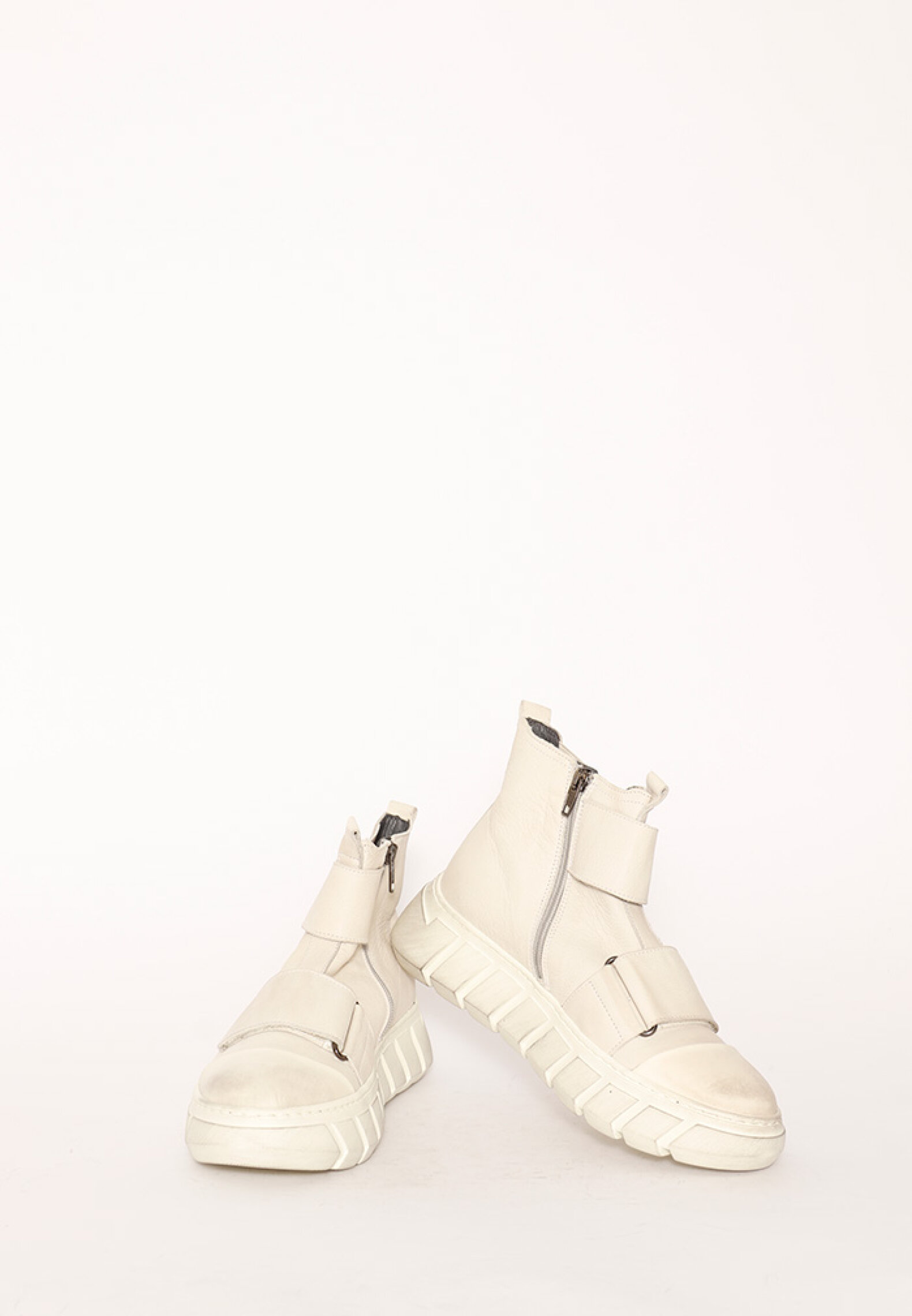 Lofina Sneaker with a white rubber sole