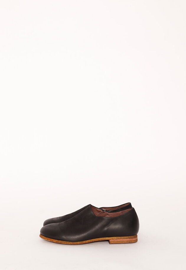 Lofina - Shoe with a raw rubber sole
