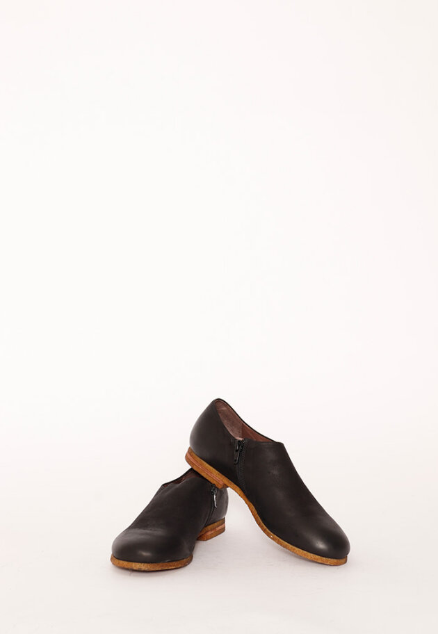 Lofina - Shoe with a raw rubber sole