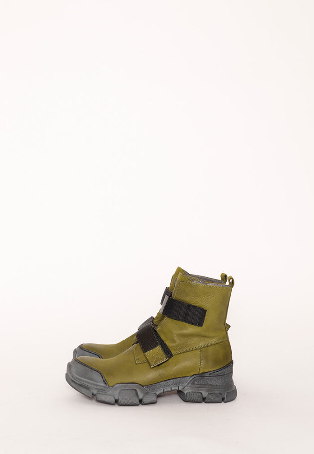 Lofina - Bootie with a strong rubber sole and zipper