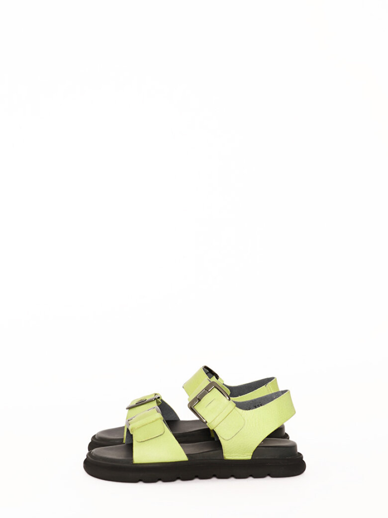 Sandal med metalspænder