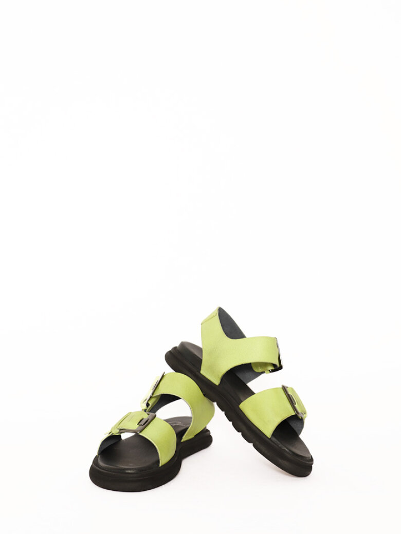 Sandal med metalspænder