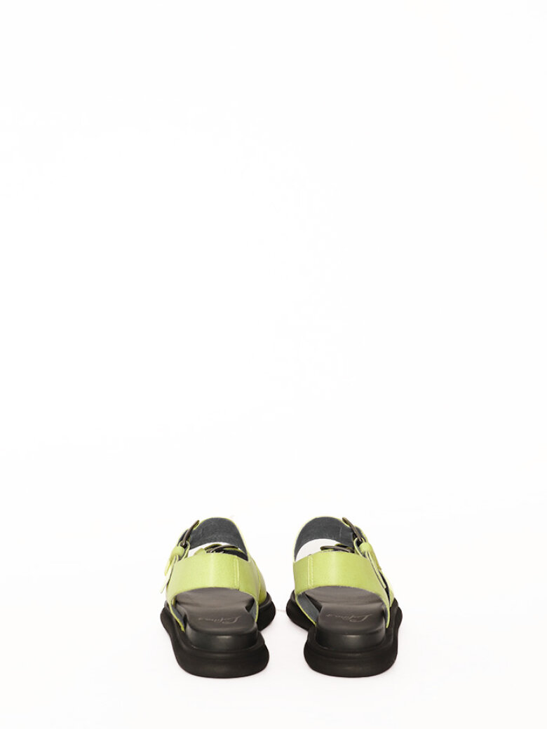 Sandal med metalspænder