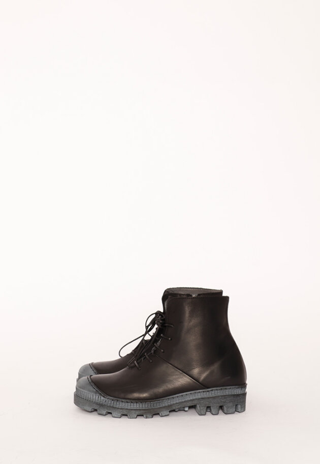 Lofina - Boot with rubber sole and shoe lace