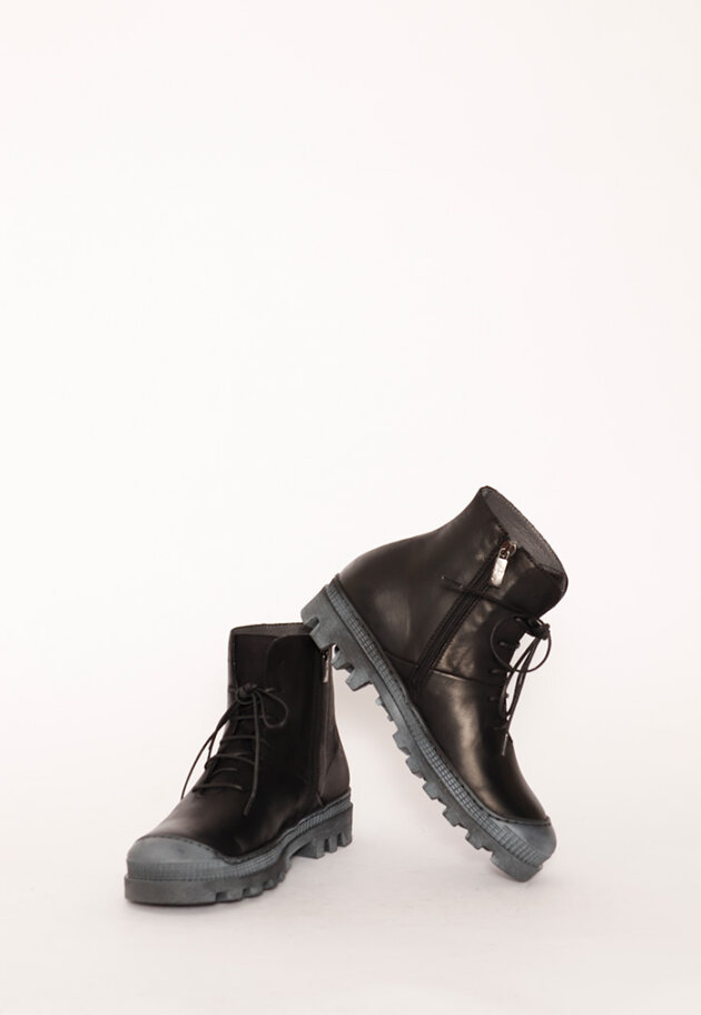 Lofina - Boot with rubber sole and shoe lace