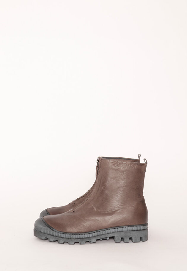 Lofina - Boot with rubber sole and a zipper