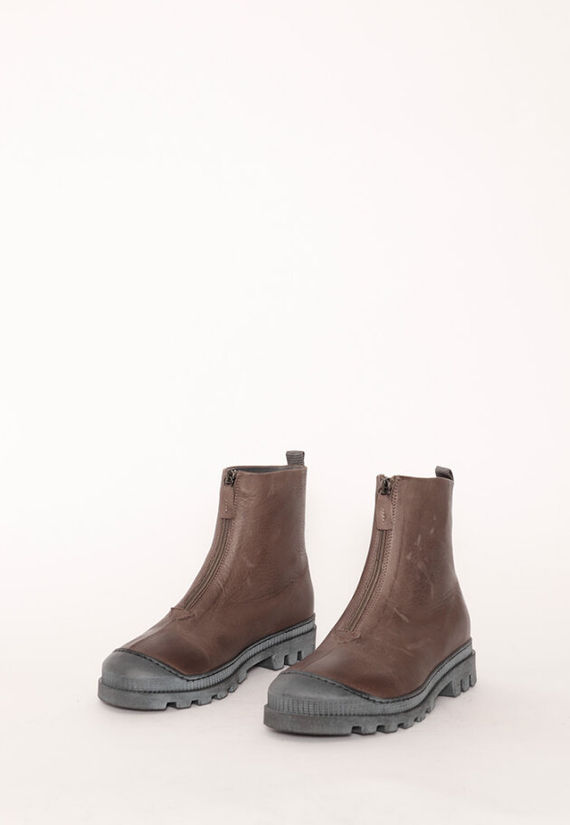 Lofina - Boot with rubber sole and a zipper