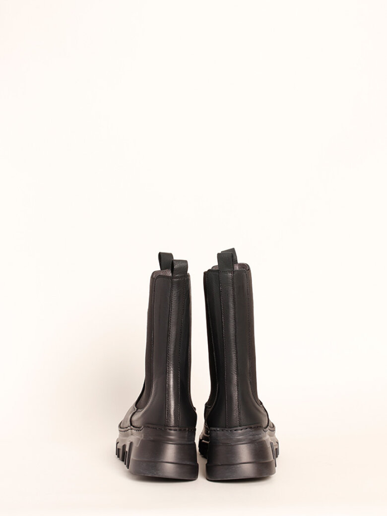 Lofina - Boot with a chunky sole and elastics