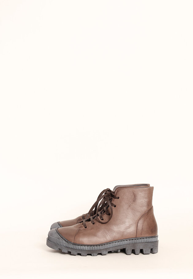 Lofina - Low boot with a chunky sole and laces