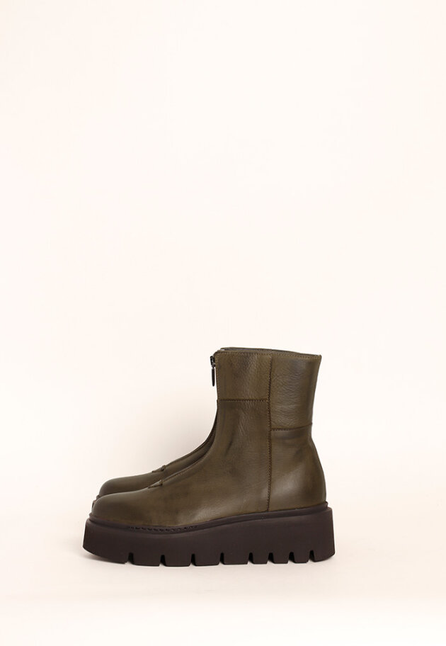 Lofina - Boot with a chunky sole and a zipper