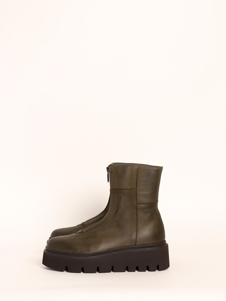 Lofina - Boot with a chunky sole and a zipper
