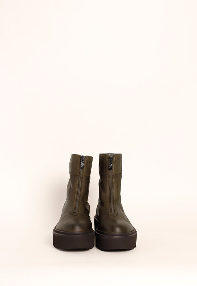 Lofina - Boot with a chunky sole and a zipper