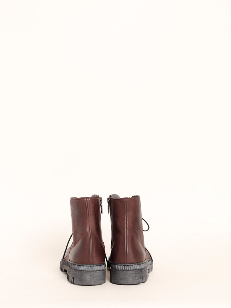 Lofina - Bootie with a strong rubber sole and laces