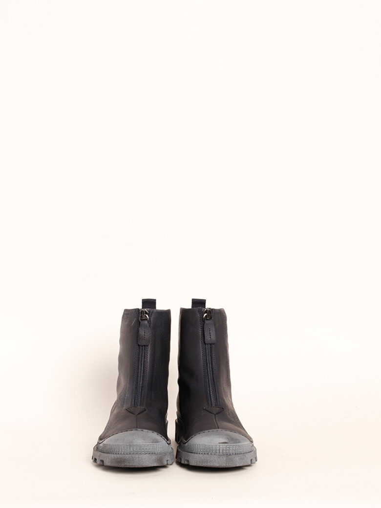 Lofina - Bootie with a strong rubber sole and zipper