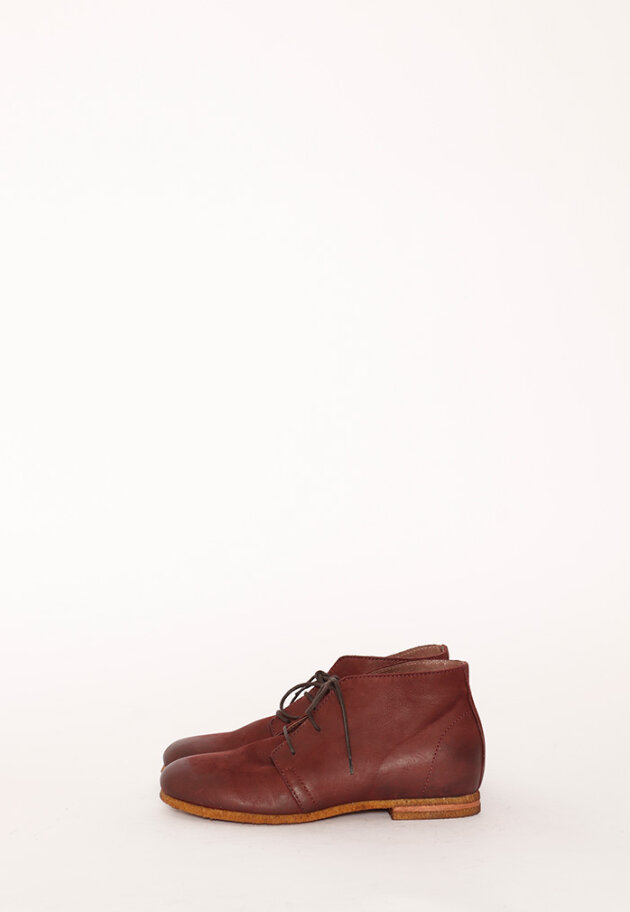 Lofina - Desert boot with a raw rubber sole