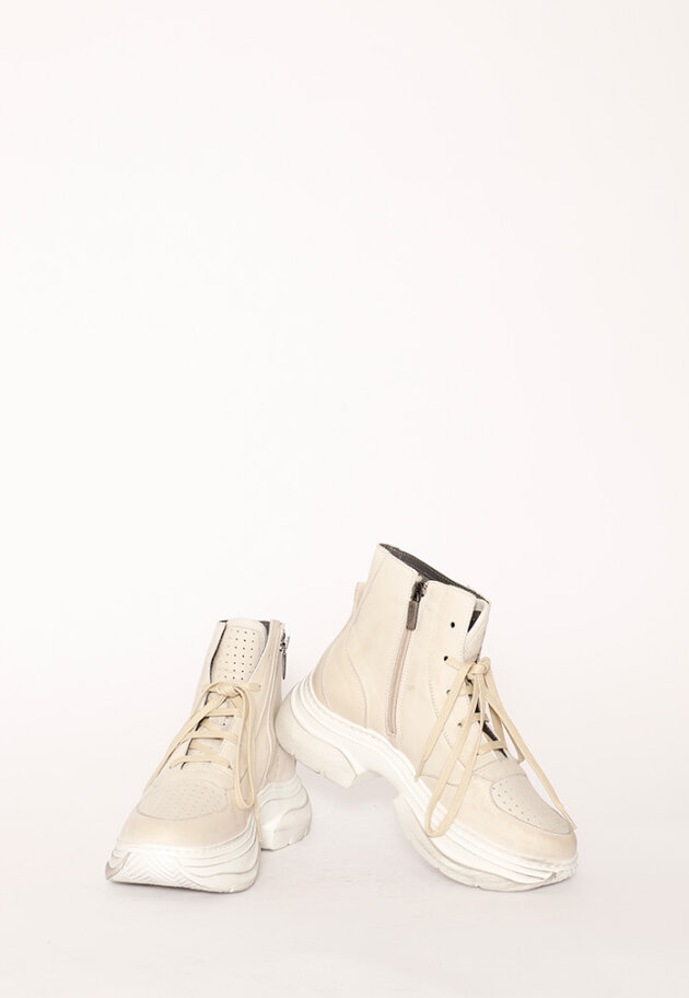 Lofina - Sneaker with a white sole