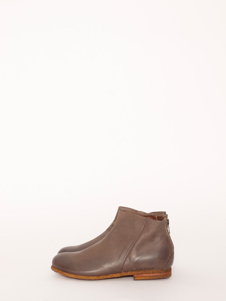 Lofina - Boot with a zipper and heel