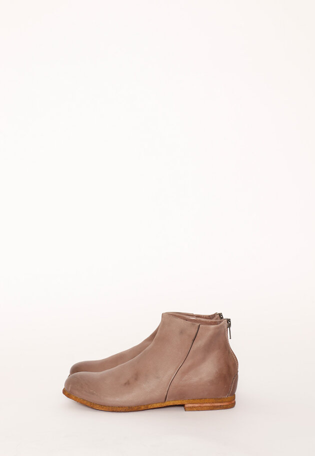 Boot with a zipper.