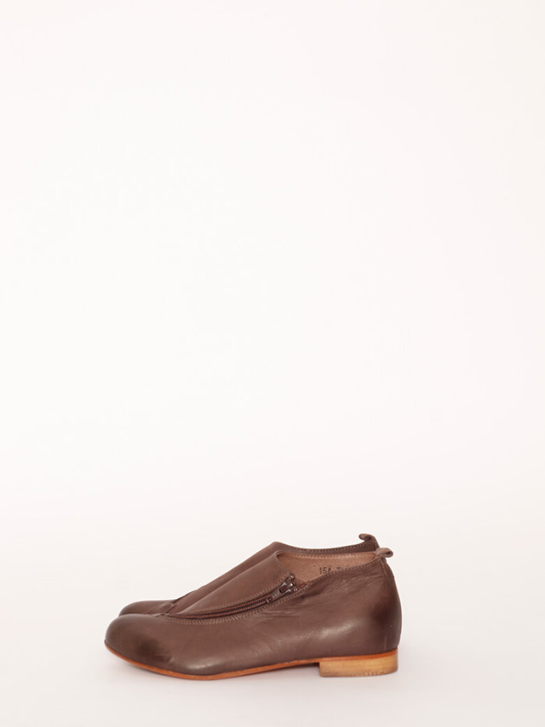 Lofina - Shoe with a leather sole
