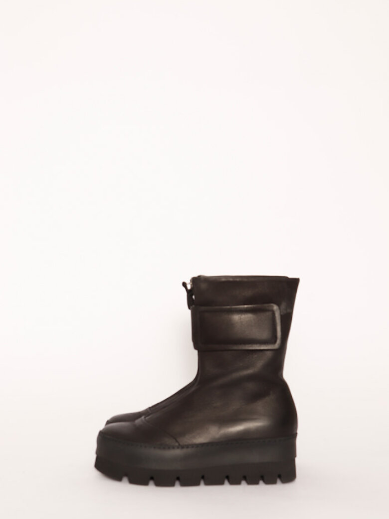 Lofina - Boot with a micro sole and zipper