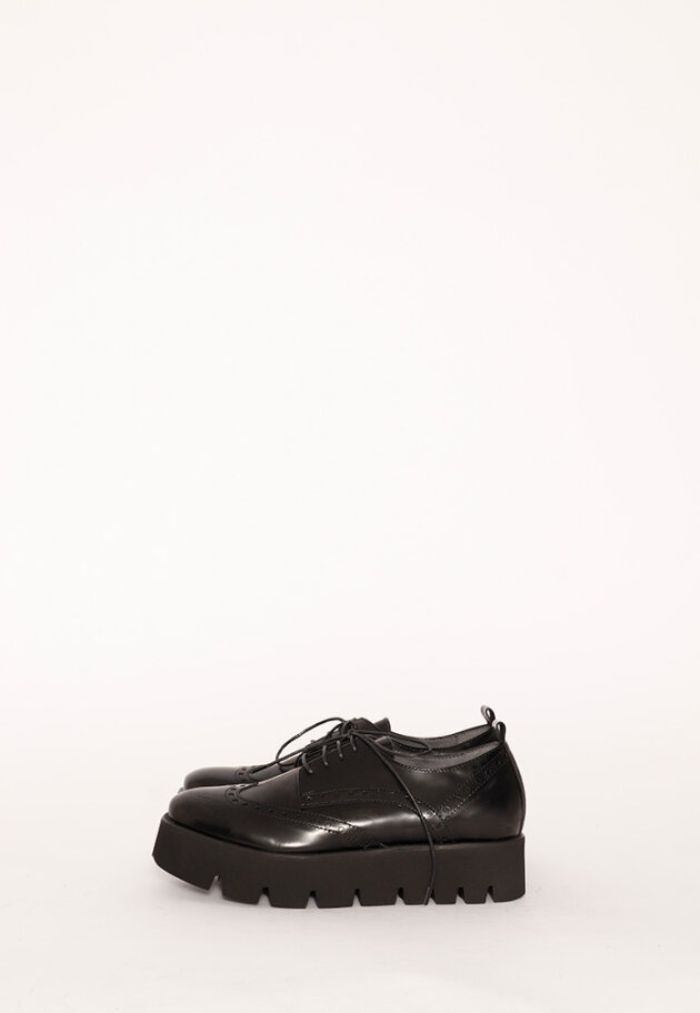 Lofina - Shoe with cool sole and shiny leather
