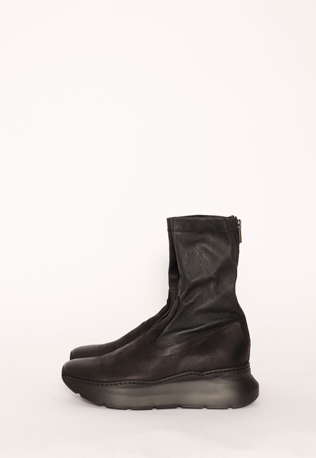 Lofina - Boot with a sporty sole and stretch leather